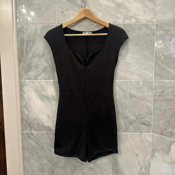 Zara Women’s Medium Black Ribbed Romper Black Short Sleeve Plunge Neck - Picture 2 of 7
